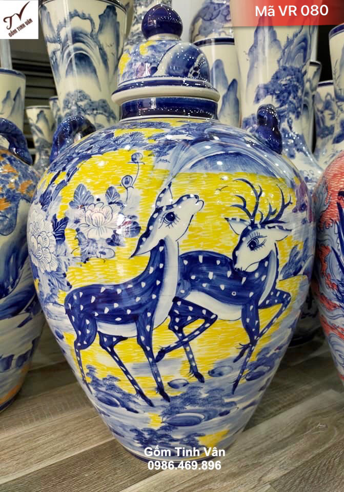 Bình ngâm rượu men vàng dáng tròn, mã VR080, vẽ tay hoa văn sắc nét cảnh sơn thuỷ hữu tình, màu xanh lam truyền thống, dung tích 30 lit , cao 55 cm, có 2 tai xách, khử độc, ngâm rượu ngon, gốm bát tràng tinh vân