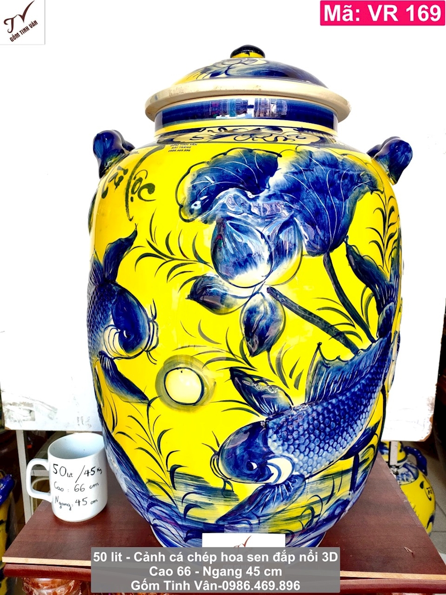 binh dang bi men vang, ma vr169, canh ca chep hoa sen, dap noi 3 D, nen mau vang hoa van xanh lam truyen thong,  chum gom ngam ruou dep, cao 66 ngang 45 cm, gom su bat trang tinh van