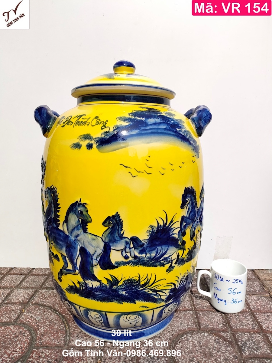 Bình ngâm rượu đẹp màu vàng mã VR154, dung tích 30 lit, hoa văn mã đáo thành công đắp nổi 3D màu xanh lam truyền thống, chum sành đựng rượu ngon, chất liệu gốm sứ Bát Tràng Tinh Vân cao cấp