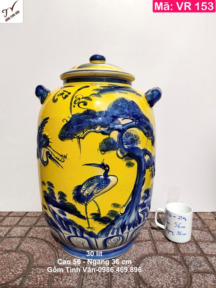 Bình ngâm rượu dáng bí mã VR153, dung tích 30 lit, màu vàng, hoa văn tùng hạc đắp nổi 3 D xanh lam truyền thống, có 2 quai xách,  miệng rộng 17 cm, cao 56 ngang 35 cm, chất liệu gốm sứ Bát Tràng-Tinh Vân cao cấp