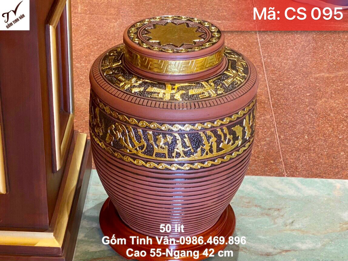 Chum sành ngâm rượu rát vàng 24k, mã CS095, dung tích 50 lit, cao 55 đường kính bụng 42, đk miệng 18 cm, chất liệu gốm tử sa không men khử độc nhanh, 2 nắp kín tránh bay hơi rượu, hoa văn chạm khắc tinh xảo, chum gốm bát tràng cao cấp