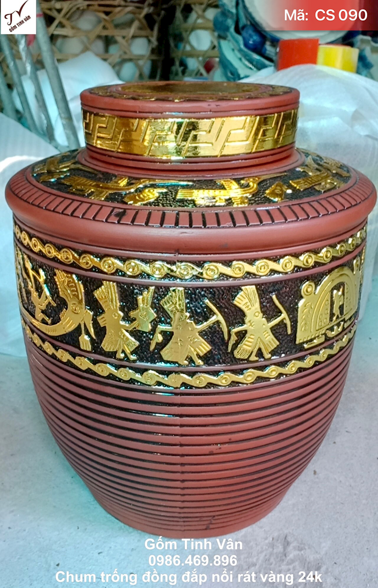 Chum sành ngâm rượu rát vàng 24k, mã CS090, dung tích 30 lit, cao 50 đường kính bụng 36, đk miệng 16 cm, chất liệu gốm tử sa không men khử độc nhanh, 2 nắp kín tránh bay hơi rượu, hoa văn chạm khắc tinh xảo, rát vàng 24k, chum gốm bát tràng cao cấp