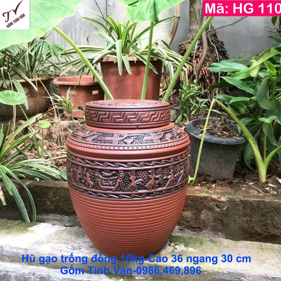 Hũ gạo tài lộc 10 kg, mã HG110, chạm khắc nổi hoa văn trống đồng Đông Sơn Âu Lạc, có 2 nắp rất kín, đảm bảo chống mối mọt, chống ẩm mốc, cao 36 ngang 30 cm, gốm Bát Tràng Tinh Vân cao cấp