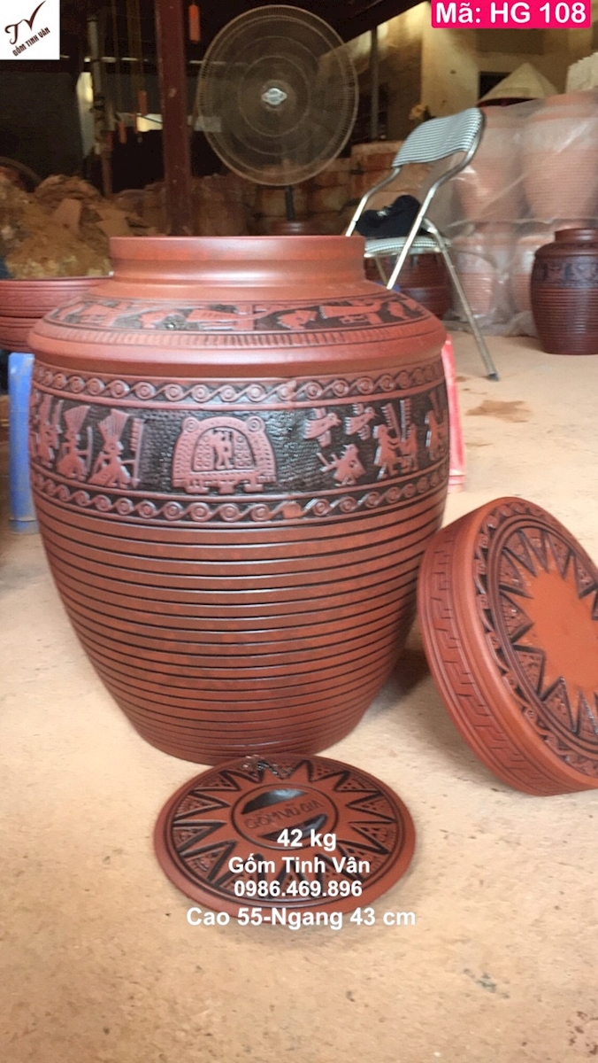 Hũ gạo tài lộc 42 kg, mã HG108, hoa văn chạm khắc nổi trống đồng đông sơn âu lạc, cao 55 ngang 43 cm, chum sành tử sa không men, giữ nguyên vị ngon của gạo, hũ gạo phong thuỷ gốm bát tràng