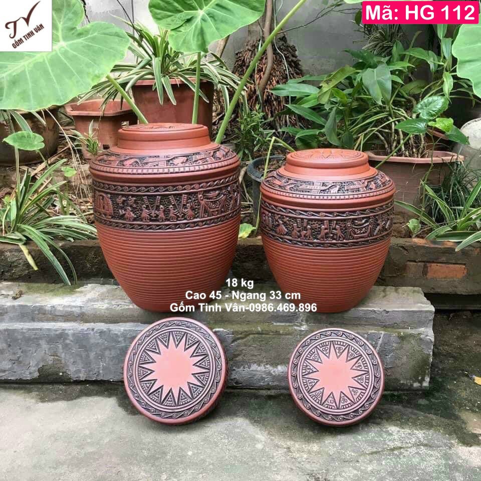 Hũ gạo tài lộc 18 kg, mã HG112, chạm khắc nổi hoa văn trống đồng Đông Sơn Âu Lạc, có 2 nắp rất kín, đảm bảo chống mối mọt, chống ẩm mốc, cao 45 ngang 33 cm, gốm Bát Tràng Tinh Vân cao cấp
