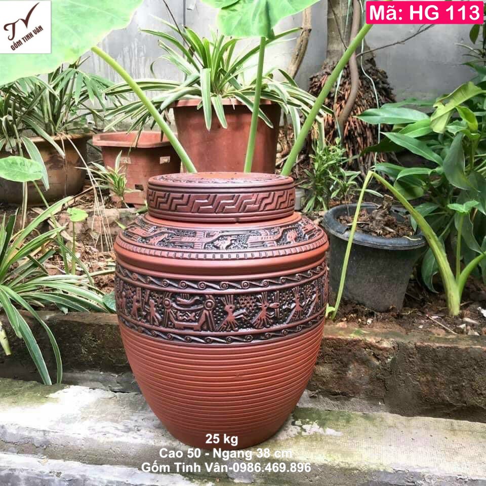 Hũ đựng gạo tài lộc phong thủy 25 kg, mã HG113, chạm khắc nổi hoa văn trống đồng Đông Sơn Âu Lạc, có 2 nắp rất kín, đảm bảo chống mối mọt, chống ẩm mốc, cao 50 ngang 38 cm, gốm Bát Tràng Tinh Vân cao cấp