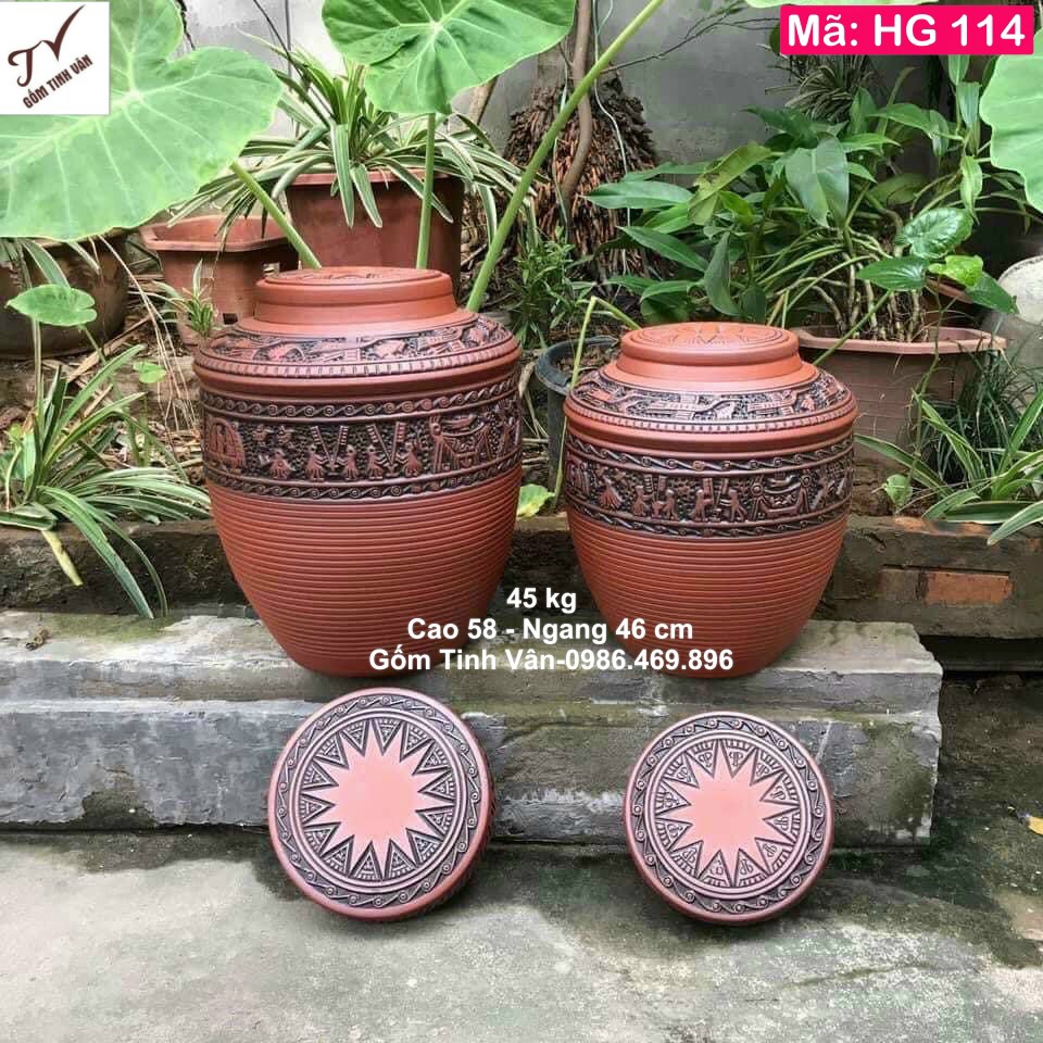 Hũ đựng gạo tài lộc phong thủy 45 kg, mã HG114, chạm khắc nổi hoa văn trống đồng Đông Sơn Âu Lạc, có 2 nắp rất kín, đảm bảo chống mối mọt, chống ẩm mốc, cao 58 ngang 46 cm, gốm Bát Tràng Tinh Vân cao cấp