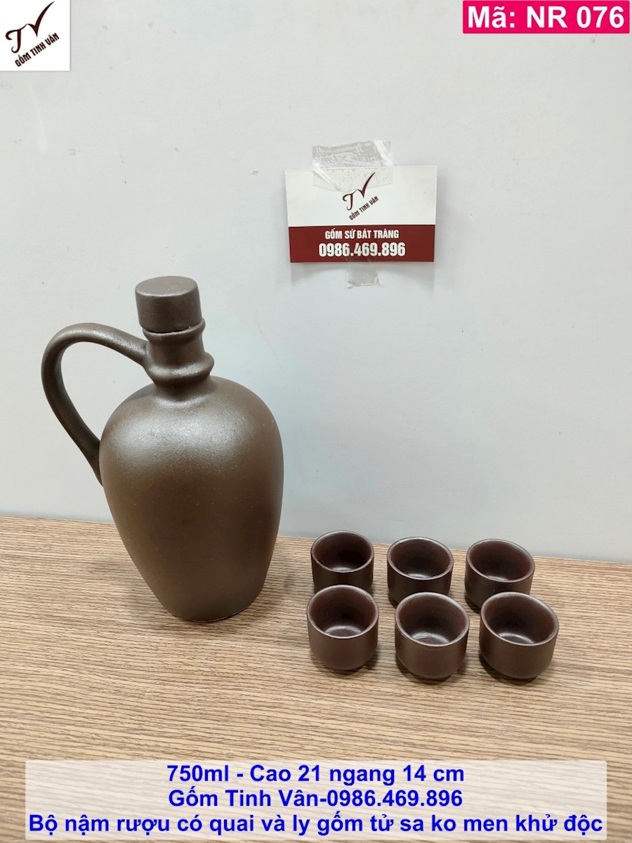 Bộ 1 nậm rượu có quai và 6 ly gốm tử sa ko men khử độc màu nâu đen, dung tích 750 ml, 0.75 lit, mã NR 076, hồ lô rượu, bình đựng rượu đẹp, gốm sứ bát tràng tinh vân