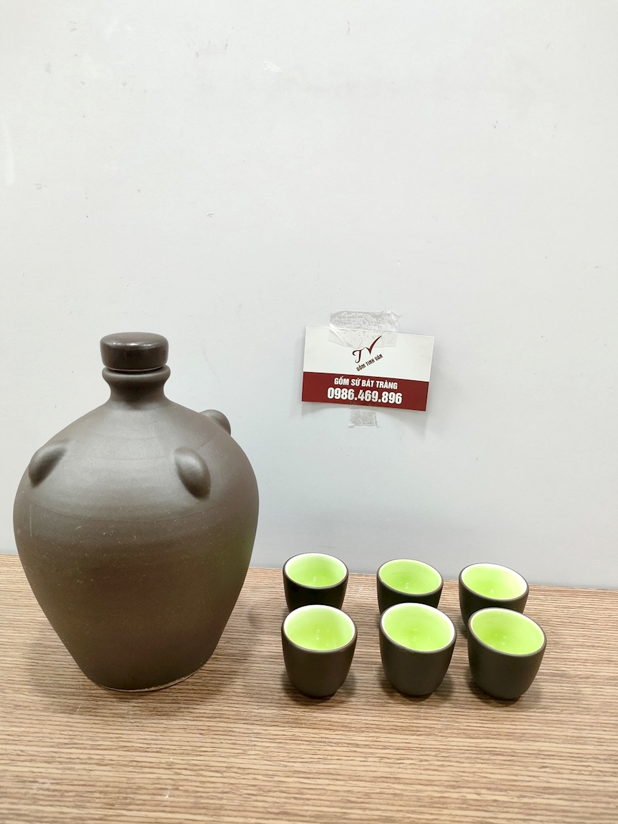 Bộ 1 nậm rượu dáng tròn 1 lit và 6 ly rượu gốm tử sa nâu đen ko men khử độc, lòng ly xanh ngọc, mã NR080, hồ lô rượu, bình rượu đẹp, gốm sứ bát tràng tinh vân