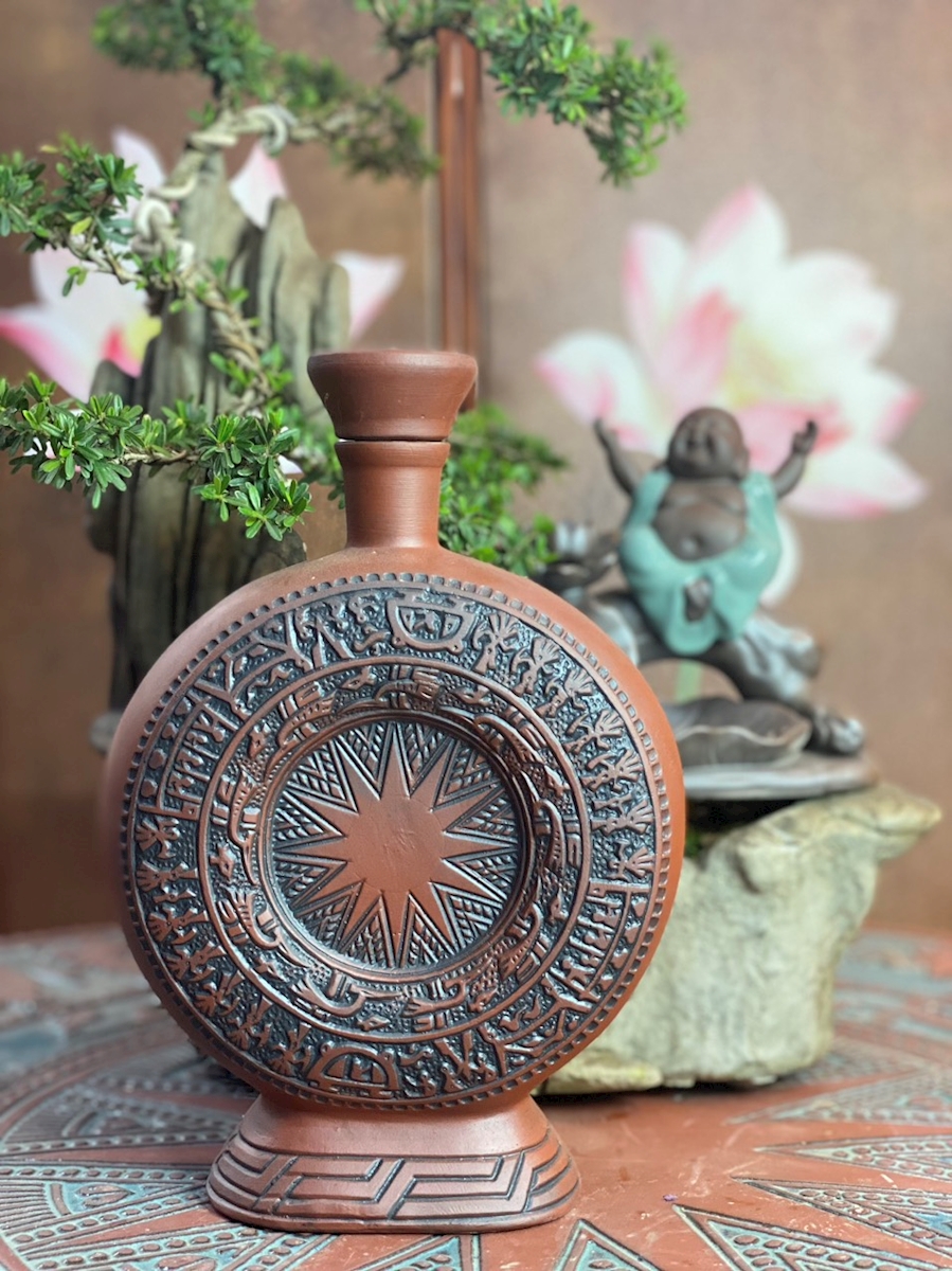 Nậm rượu gốm tử sa hoa văn điêu khắc trống đồng 1,2 lit mã NR110