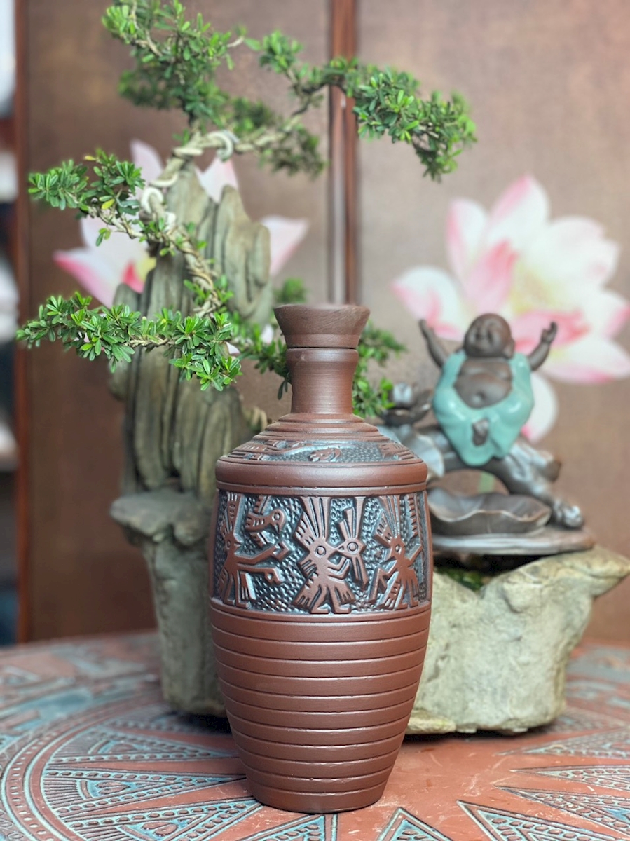 Nậm rượu gốm tử sa hoa văn điêu khắc trống đồng 1l mã NR112