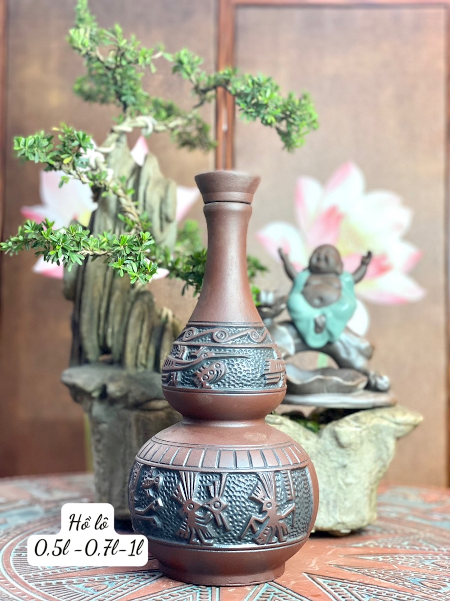 Nậm rượu gốm tử sa hoa văn điêu khắc trống đồng dáng hồ lô 1lit mã NR115