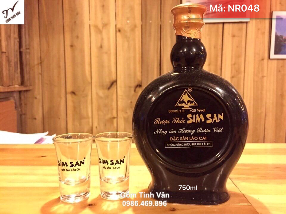 Nậm rượu hồ lô rượu dáng dẹt, mã NR049, men đen bóng, in logo nhà hàng và chữ vàng ánh kim, dung tích 750ml, bình rót rượu gốm bát tràng cao cấp