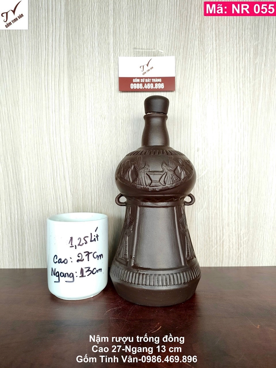 Nậm rượu, hồ lô rượu, ko men, khử độc, mã NR055, gốm nâu tử sa, hoa văn trống đồng đông sơn âu lạc, cao 27 ngang 13 cm, chạm khắc nổi tinh xảo, dung tích 1-1.25 lit, ngoài ra có nhiều cỡ khác, bình đựng rượu đẹp, gốm sứ bát tràng tinh vân