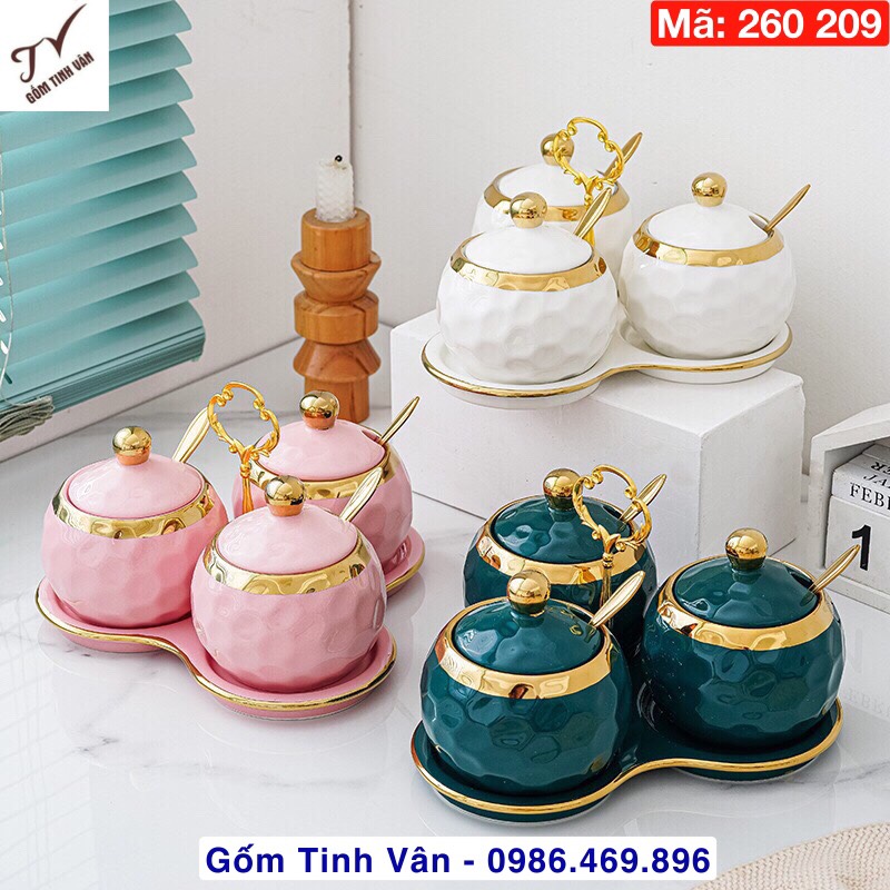 Bộ 3 hũ đựng gia vị nhà bếp, đựng đường, bột ngọt và muỗng, mã 260209, bộ gia vị gồm 3 hũ, 3 muỗng, 1 đĩa lót có tay cầm sang trọng, có 3 màu hồng, trắng, xanh lục bảo vẽ viền vàng 24k cao cấp, gốm tinh vân