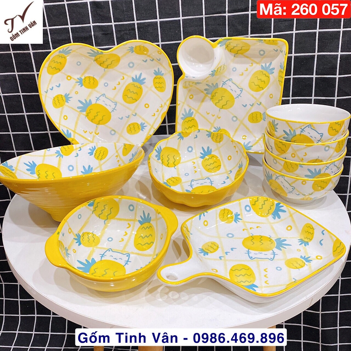 Bộ tô chén đĩa trái thơm (dứa) vàng dễ thương, mã 260057, bao gồm 1 bát tô, 1 đĩa trái tim, 1 chảo vuông, 1 đĩa vuông có ô nước chấm, 4 chén cơm, 1 bát có tai, 1 tô tròn, gốm tinh vân cao cấp