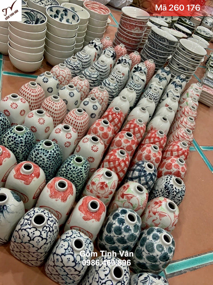 Lọ hoa 1 bông để bàn, mã 260176, cao 18 cm, hoa văn vẽ tay hạt mưa, đuôi công, hoa phù dung, hoa sen, cá đàn..., gốm bát tràng cao cấp, giá báo cho 1 chiếc