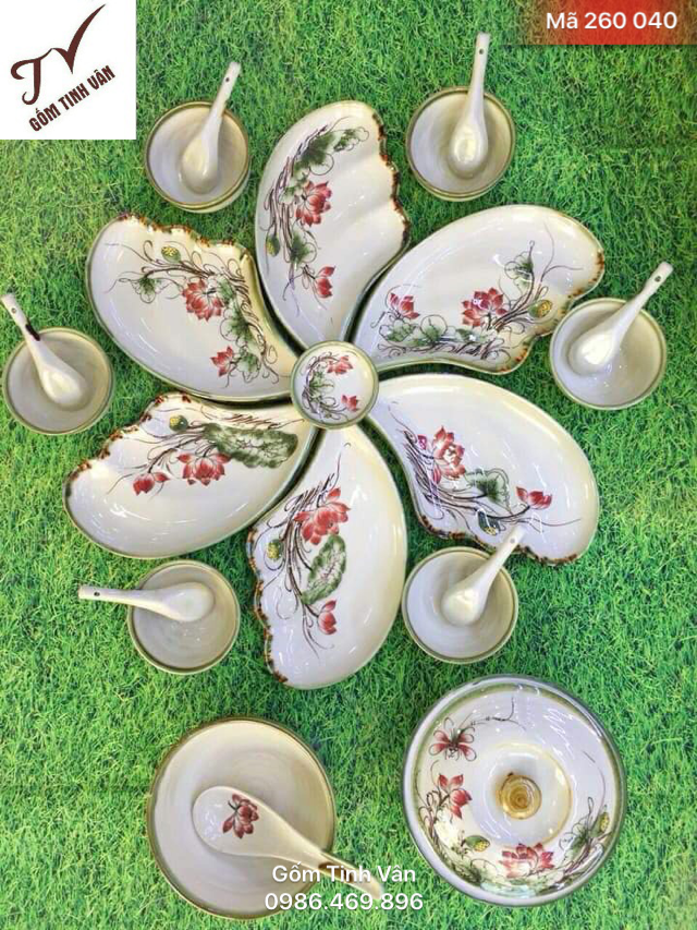Set bàn ăn sang chảnh, mã 260040, dáng cánh tiên, vẽ tay hoa sen, men kem, kèm theo chén cơm, muỗng và thố cơm, đường kính 55 cm, gốm sứ bát tràng, tinh vân