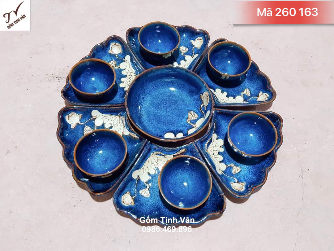 Set đồ ăn hoa mặt trời, mã 260163, men xanh dương hoả biến, vẽ hoa sen trắng tinh tế, đk 55 cm và 6 chén cơm, gốm sứ bát tràng tinh vân
