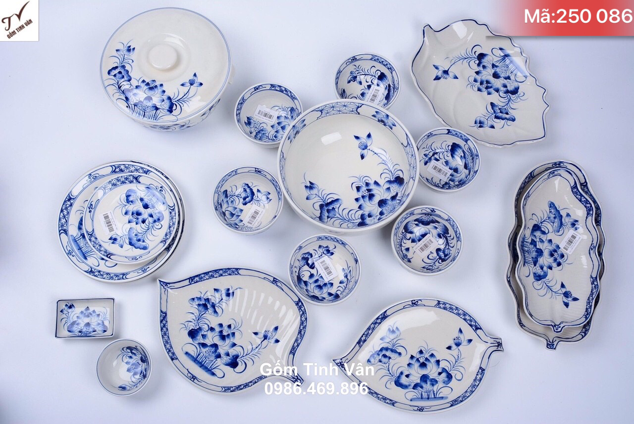 Bộ tô chén đĩa vẽ tay hoa sen xanh lam, mã 250086, gồm chén cơm, đĩa lá, đĩa tròn, thố cơm, tô canh, hoa văn nhẹ nhàng, sang trọng, bộ bát đĩa gốm bát tràng cao cấp