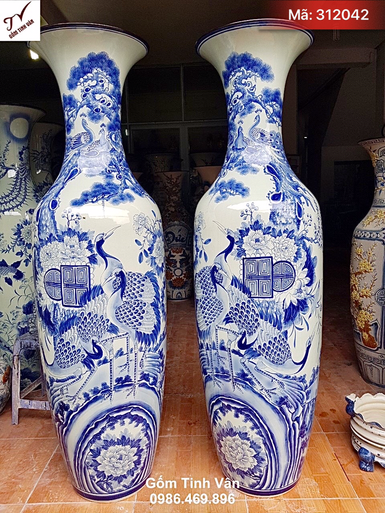 Lọ lộc bình tùng hạc trường thọ, mã 312042, men xanh lam truyền thống, cao 1.75m cả đế, hoa văn vẽ kỹ cao cấp, gốm bát tràng