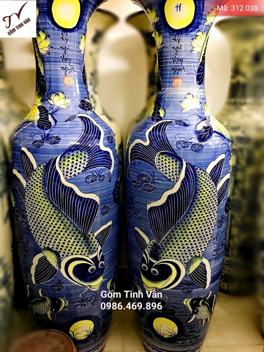 Lọ lục bình lý ngư vọng nguyệt, mã 312038, cá chép trông trăng, men xanh lam, hoa văn vẽ tay, cao 1,75 m cả đế, gốm bát tràng, tinh vân