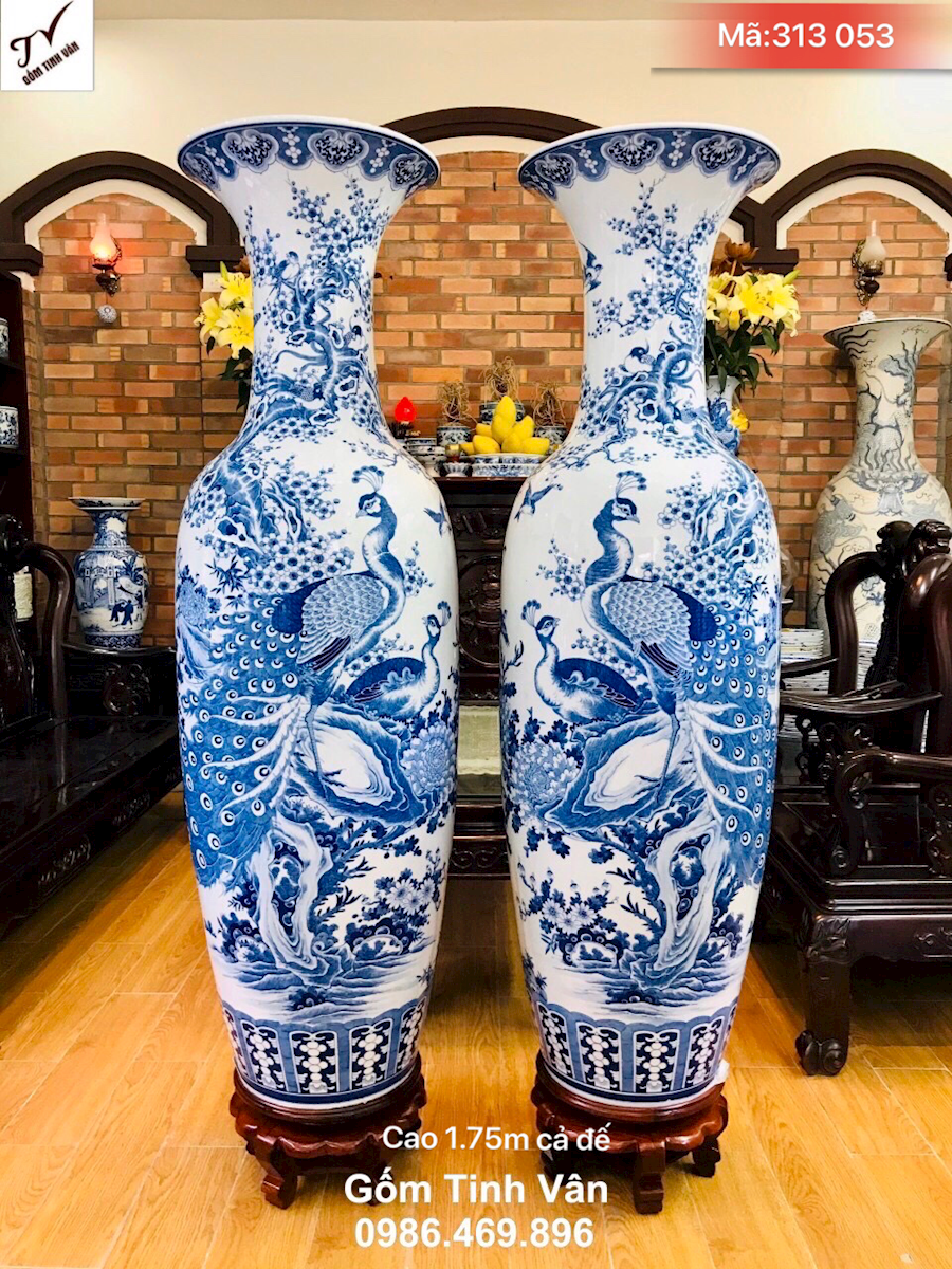 Cặp lọ luc bình nung 2 lửa, mã 313053, hàng vẽ kỹ, men trắng xanh lam truyền thống, vẽ tay cảnh chim công hoa đào, ý nghĩa vinh hoa phú quý, đâm chồi nảy lộc, mang tài lộc cho gia chủ, cao 1.55 m cả đế gỗ hương, lọ lộc bình bát tràng cao cấp