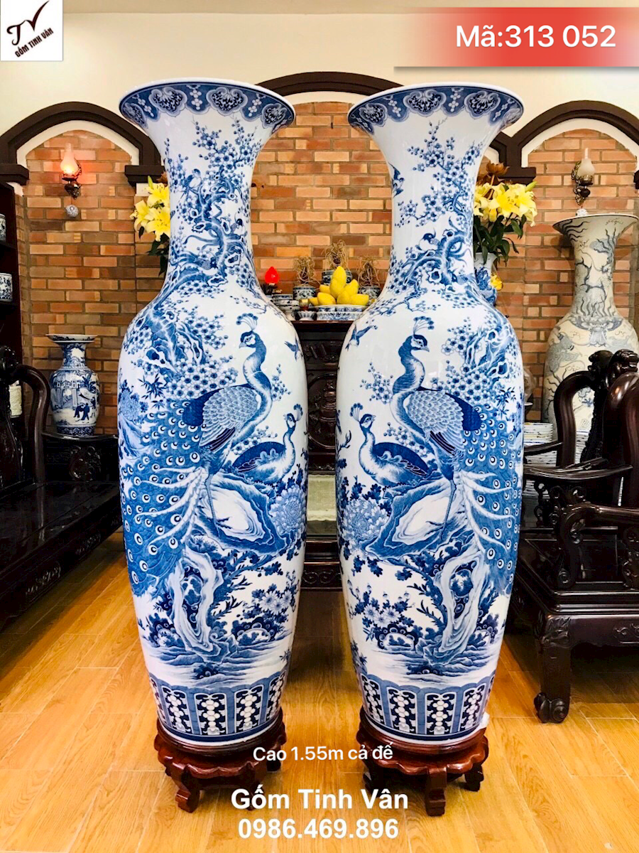 Cặp lọ luc bình nung 2 lửa, mã 313052, hàng vẽ kỹ, men trắng xanh lam truyền thống, vẽ tay cảnh chim công hoa đào, ý nghĩa vinh hoa phú quý, đâm chồi nảy lộc, mang tài lộc cho gia chủ, cao 1.75m cả đế gỗ hương, lọ lộc bình bát tràng cao cấp