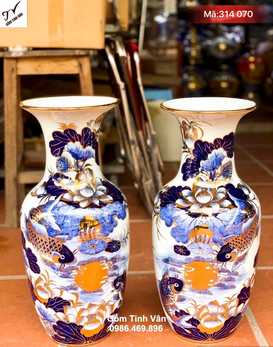 Cặp tiểu lục bình cao 40 cm, mã 314070, vẽ cá chép hoa sen, lý ngư vọng nguyệt, xanh lam vẽ vàng 24k, hoa văn vẽ tay sắc nét. lộc bình gốm bát tràng vẽ vàng
