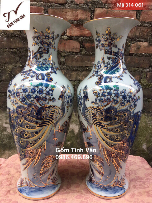 Tiểu lục bình, mã 314061, dáng đùi dế, vẽ chim công hoa đào, vẽ vàng 24 k, hoa văn xanh lam vẽ kỹ, cao 52 cm, đk bụng 21 cm, gốm bát tràng tinh vân