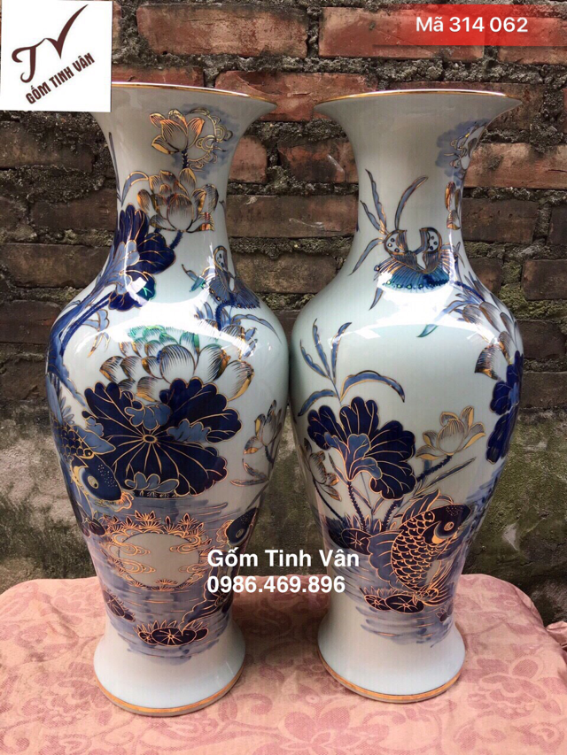 Tiểu lục bình, mã 314062, dáng đùi dế, vẽ cá chép hoa sen, bình an, may mắn, vẽ vàng 24 k, hoa văn xanh lam vẽ kỹ, cao 52 cm, đk bụng 21 cm, gốm bát tràng tinh vân