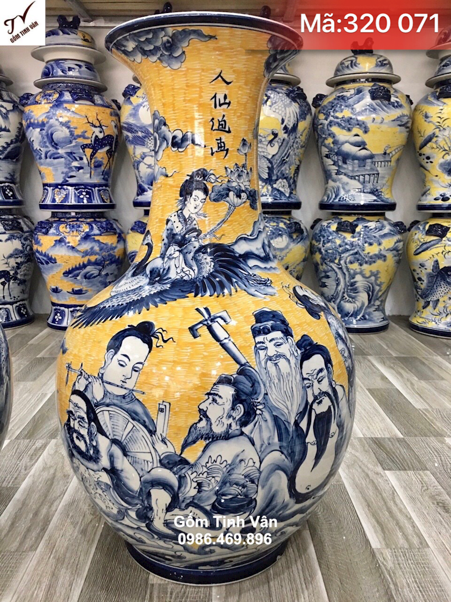 Lọ độc bình dáng tỏi men vàng hoàng kim, mã 320071, vẽ tay hoa văn xanh lam cảnh bát tiên quá hải , cao 50 cm, bình trưng bày, cắm đào, bình phát lộc phong thuỷ gốm tinh vân