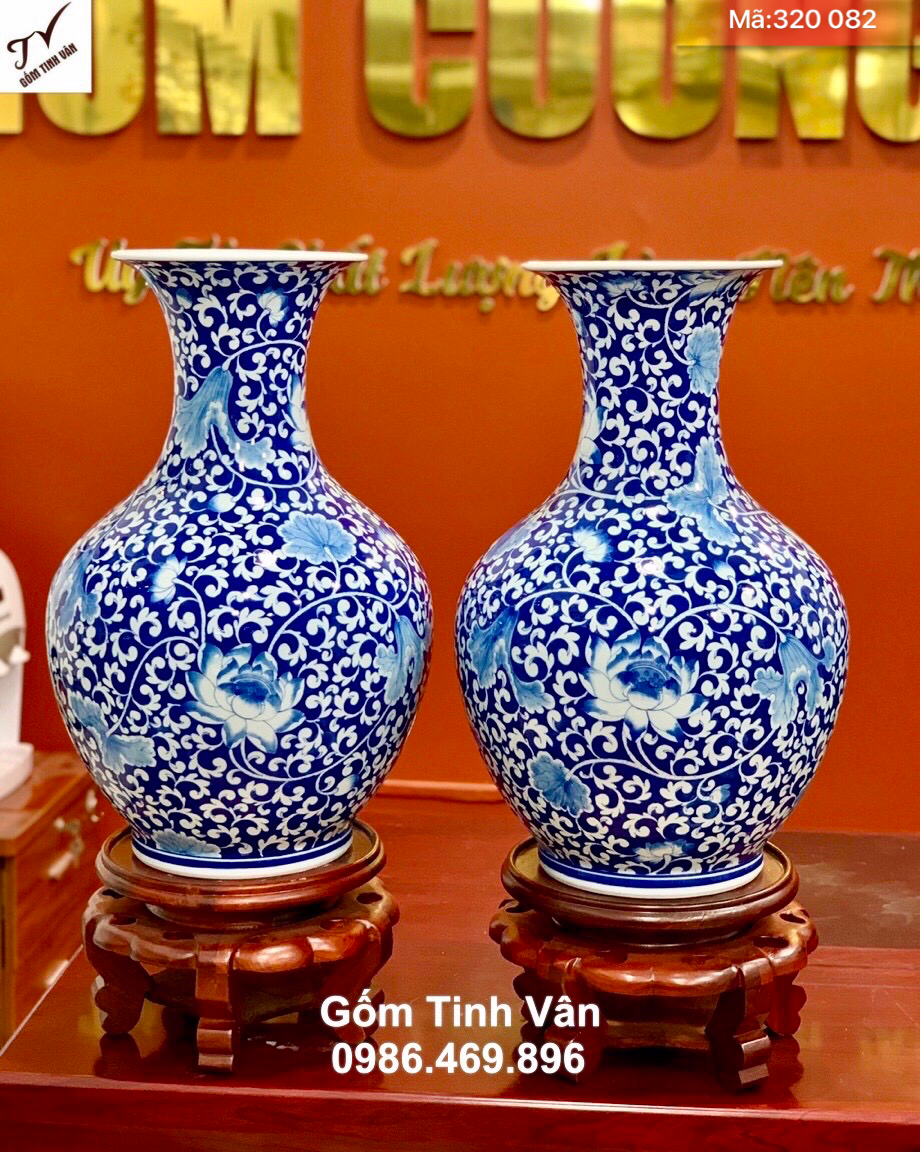 Cặp bình dáng tỏi vẽ hoa dây cổ, mã 320082, cao 55 cm, hoa văn vẽ tay sắc nét, men xanh lam truyền thống, chân đế gỗ hương cao cấp, bình phong thuỷ phát lộc gốm bát tràng