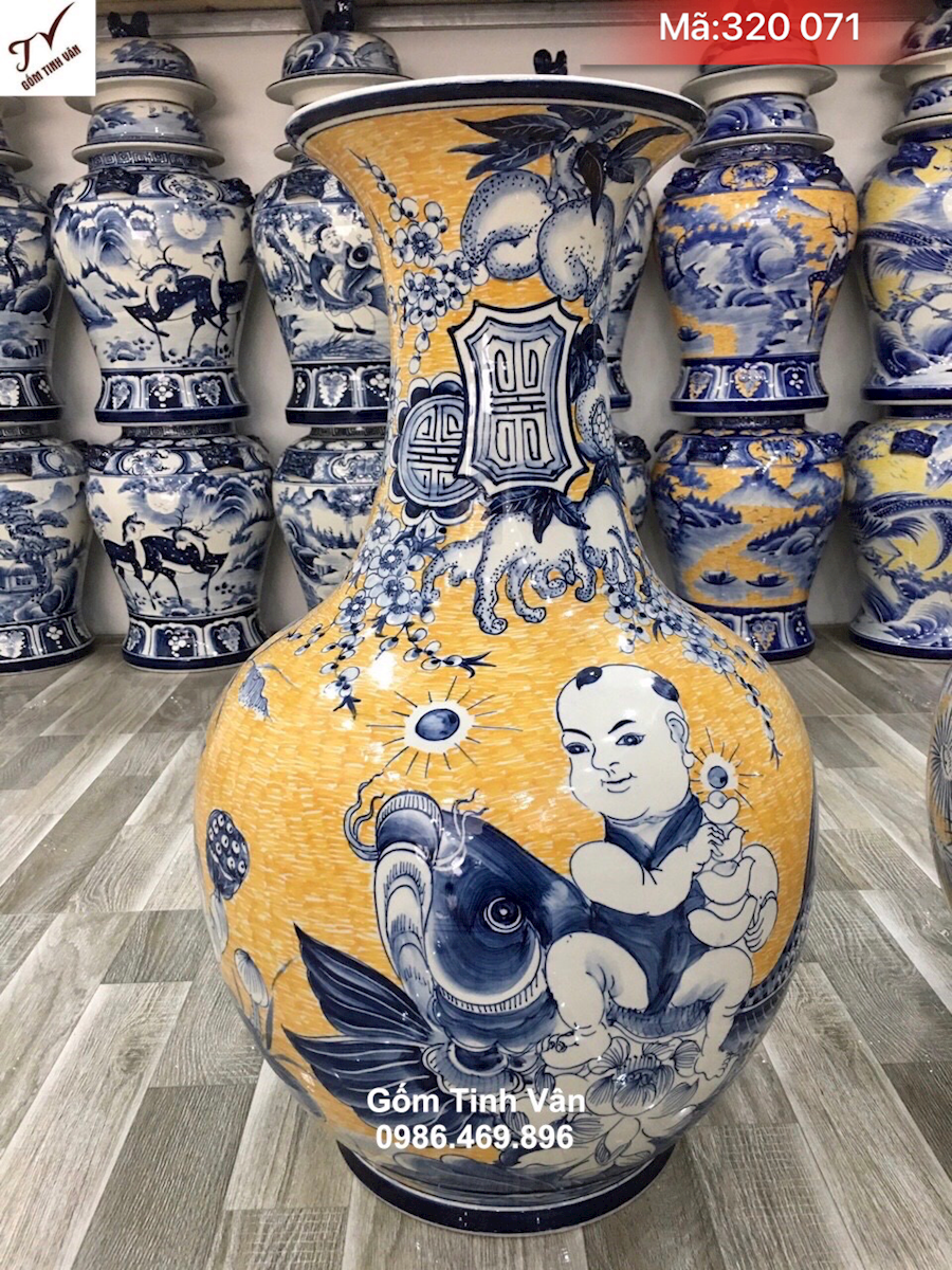 Lọ độc bình dáng tỏi men vàng hoàng kim, mã 320073, vẽ tay hoa văn xanh lam cảnh cậu bé cưỡi cá chép, cao 50 cm, bình trưng bày, cắm đào, bình phát lộc phong thuỷ gốm tinh vân
