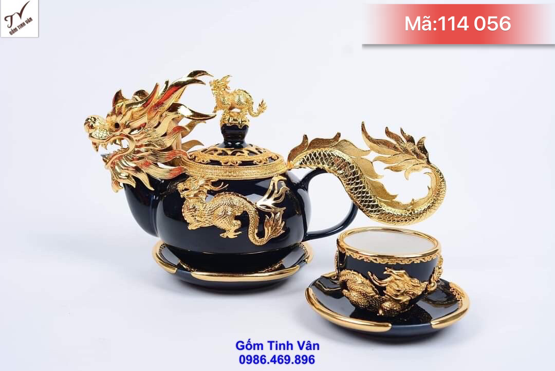 Bộ bình trà hoàng long mạ vàng cao cấp, mã 114056, men đen bóng đẳng cấp, hoa văn chạm trổ công phu, rồng bay, khay gỗ di lặc dài 65 cm, thêm phụ kiện hộp trà, ống tăm, gạt tàn, bộ ấm chén hoàng long mạ vàng   gốm tinh vân