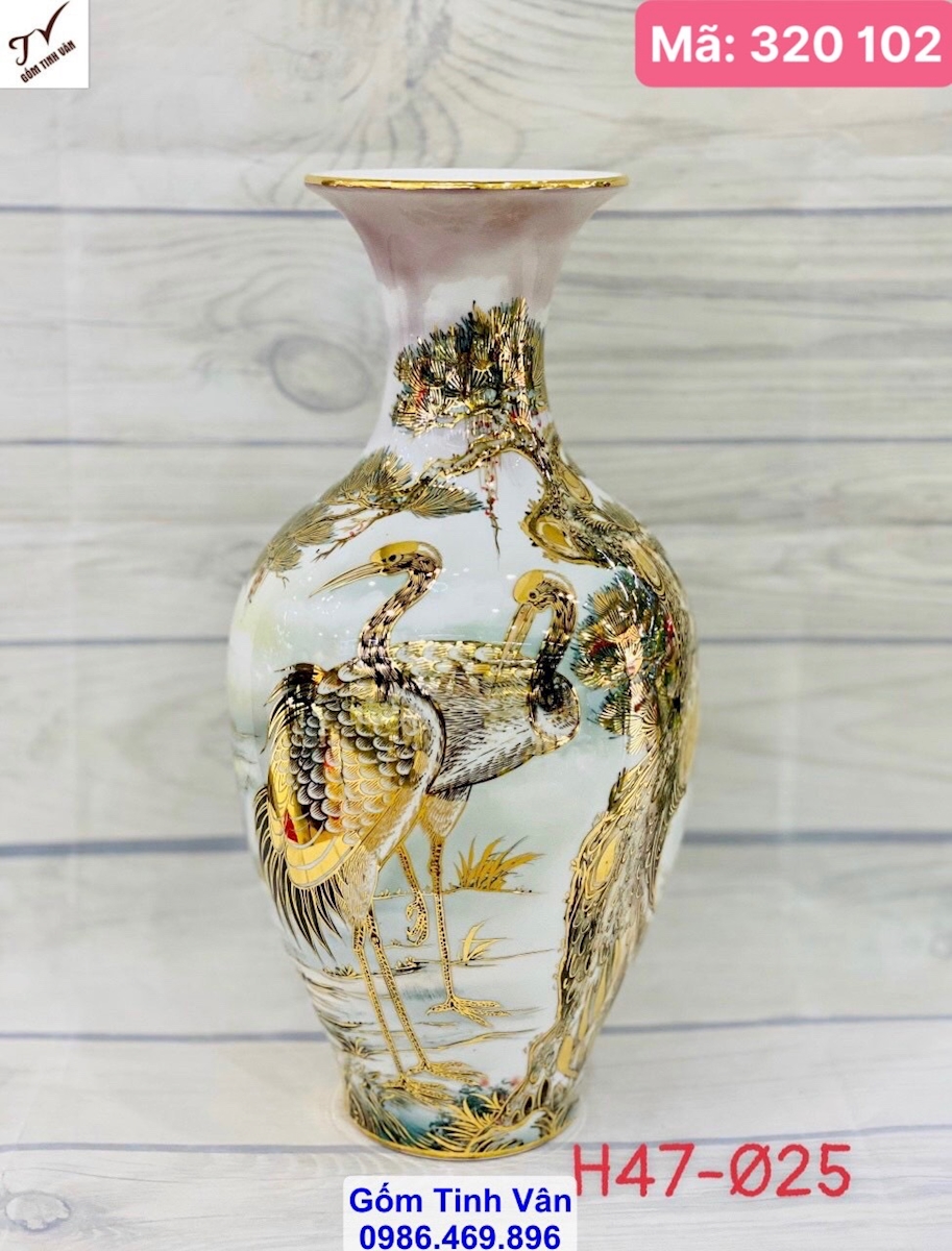 Bảo bình tài lộc, mã 320102, men trắng sương trong, vẽ vàng 24 k cao cấp, cảnh tùng hạc trường thọ, bách niên giai lão, đời đời no đủ, hoa văn vẽ tay sắc nét tinh xảo, cao 47 dk 25 cm, gốm sứ bát tràng tinh vân cao cấp