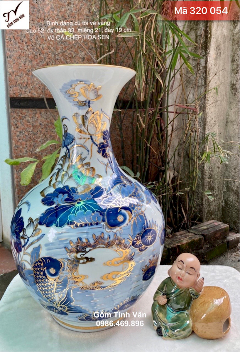 Bình dáng tỏi vẽ vàng 24 k, mã 320054, cảnh cá chép hoa sen, xanh lam truyền thống, cao 52 dk 33 cm, ý nghĩa bình an may mắn, gốm bát tràng tinh vân