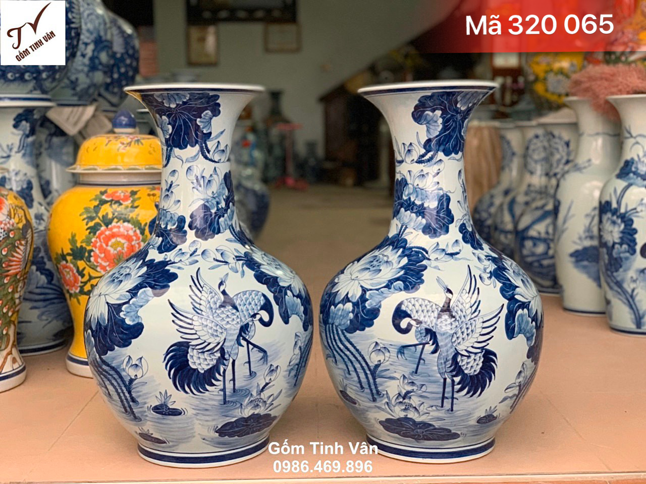 Cặp bình dáng tỏi cao 52 cm, mã 320065, hoa văn vẽ tay cảnh sen hạc, xanh lam truyền thống, gốm bát tràng tinh vân