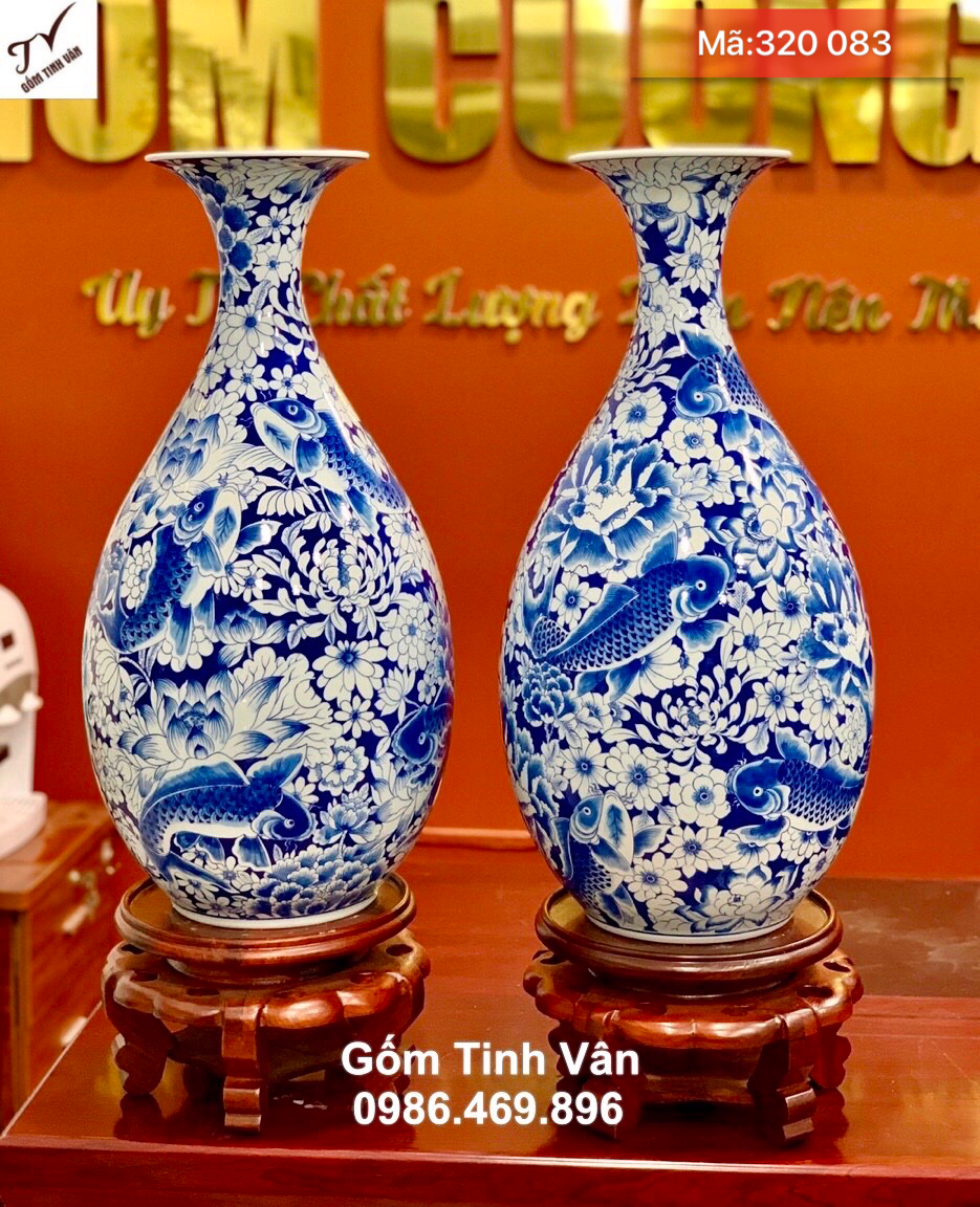 1 chiec bình tỳ bà hút lộc diên niên hữu dư, đời đời no đủ, mã 320083, cao 58 cm, hoa văn vẽ tay sắc nét, men xanh lam truyền thống, chân đế gỗ hương cao cấp, bình phong thuỷ phát lộc gốm bát tràng