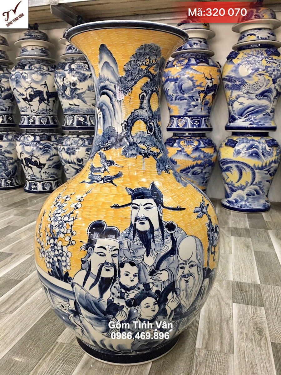 Lọ độc bình dáng tỏi men vàng hoàng kim, mã 320070, vẽ tay hoa văn xanh lam cảnh tam đa phúc lộc thọ, cao 50 cm, bình trưng bày, cắm đào, bình phát lộc phong thuỷ gốm tinh vân