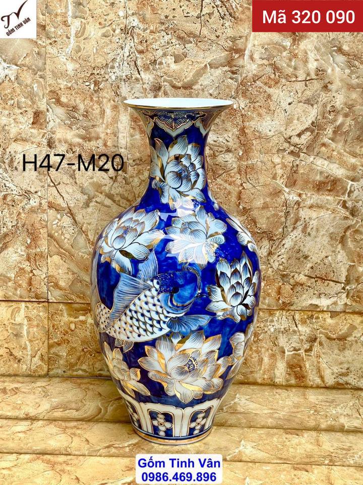 Lọ độc bình dáng bảo bình, mã 320090, men xanh lam, vẽ tay cá chép hoa sen sắc nét, cao 47 cm, bình gốm phong thủy hút tài lộc, vẽ vàng 24k, cá chép liên hoa, diên niên hữu dư, đời đời no đủ, gốm sứ bát tràng tinh vân