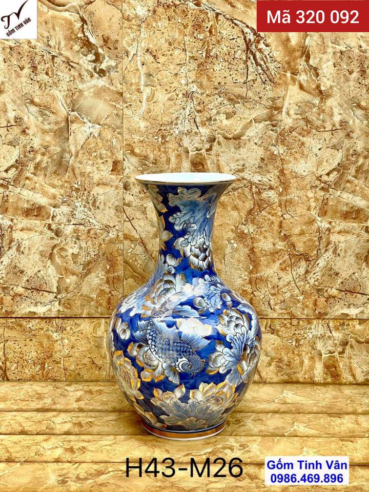 Lọ độc bình dáng bảo bình, mã 320092, men xanh lam, vẽ tay cá chép liên hoa sắc nét, cao 43 ngang 26 cm, bình gốm phong thủy hút tài lộc, vẽ vàng 24k, cá chép hoa, sen diên niên hữu dư, đời đời no đủ, gốm sứ bát tràng tinh vân
