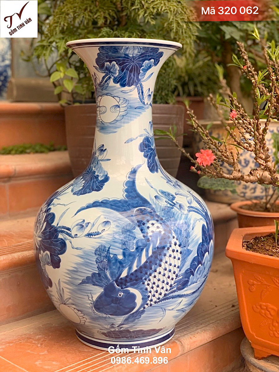 Lọ độc bình dáng tỏi cao 52 cm, mã 320062, hoa văn vẽ tay cảnh cá chép hoa sen, diên niên hữu dư, xanh lam truyền thống, gốm bát tràng