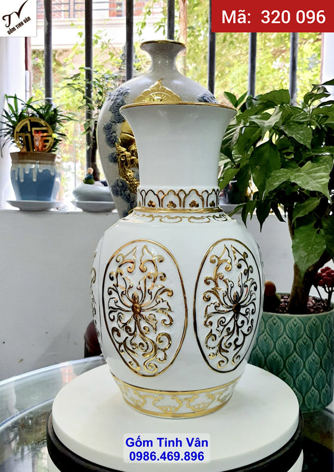 Lọ độc bình dáng tỏi men trắng mã 320096, đắp nổi hoa sen cổ tinh xảo, kết hợp vẽ vàng 24 k sang trọng, trưng bày phòng khách, quà tặng, quà biếu, mừng tân gia, cao 35 ngang 20 cm, lọ hoa đẹp trang trí gốm sứ bát tràng tinh vân