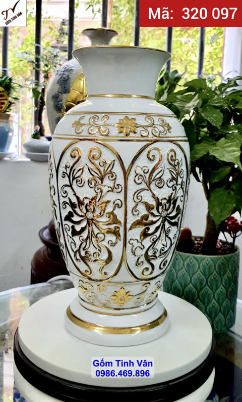 Lọ độc bình dáng tỏi men trắng mã 320097, đắp nổi hoa sen cổ tinh xảo, kết hợp vẽ vàng 24 k sang trọng, trưng bày phòng khách, quà tặng, quà biếu, mừng tân gia, cao 35 ngang 20 cm, lọ hoa đẹp trang trí gốm sứ bát tràng tinh vân