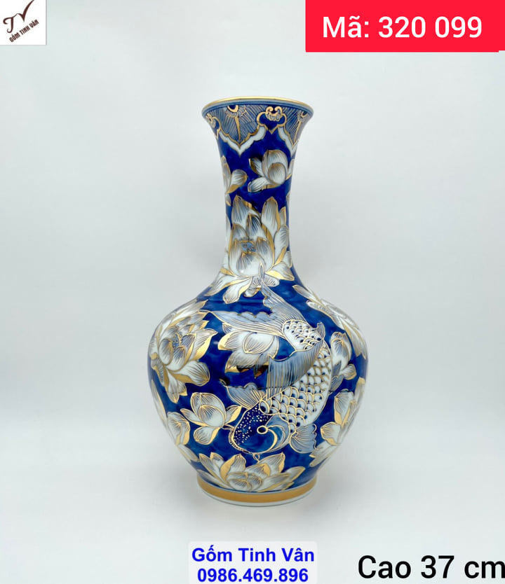 Lọ độc bình dáng tỏi, mã 320099, men xanh lam, hoa văn vẽ tay cá chép hoa sen, cao 37 cm, vẽ vàng 24 k cao cấp, hoa văn sắc nét, vẽ tỉ mỉ công phu, bình gốm phong thủy tài lộc, gốm sứ bát tràng tinh vân