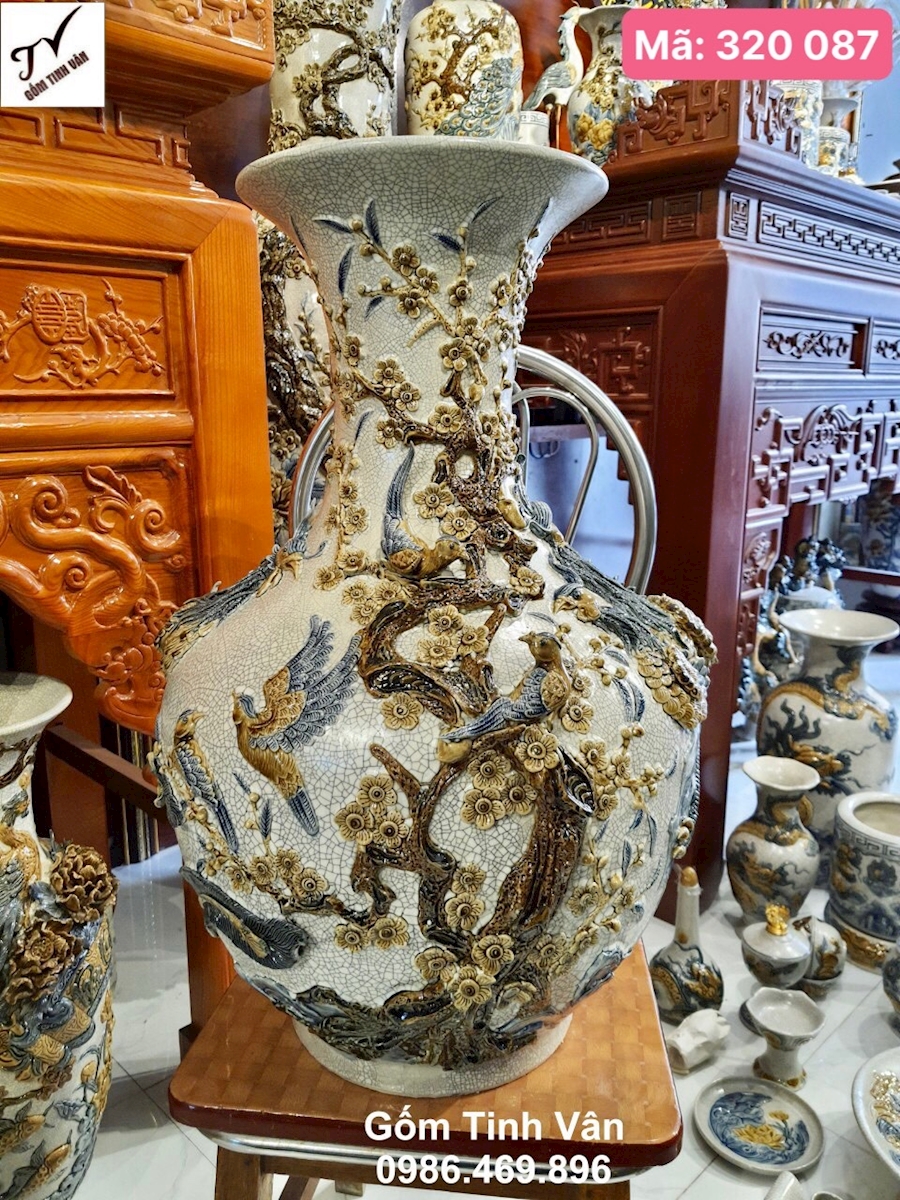 Lọ độc bình hút tài lộc dáng tỏi, mã 320087, cao 53 đường kính bụng 35 cm, men rạn cổ, hoa văn bách điểu chầu hoàng đắp nổi 3D, tùng cúc trúc mai bốn mùa, bọc viền đồng, gốm sứ bát tràng tinh vân
