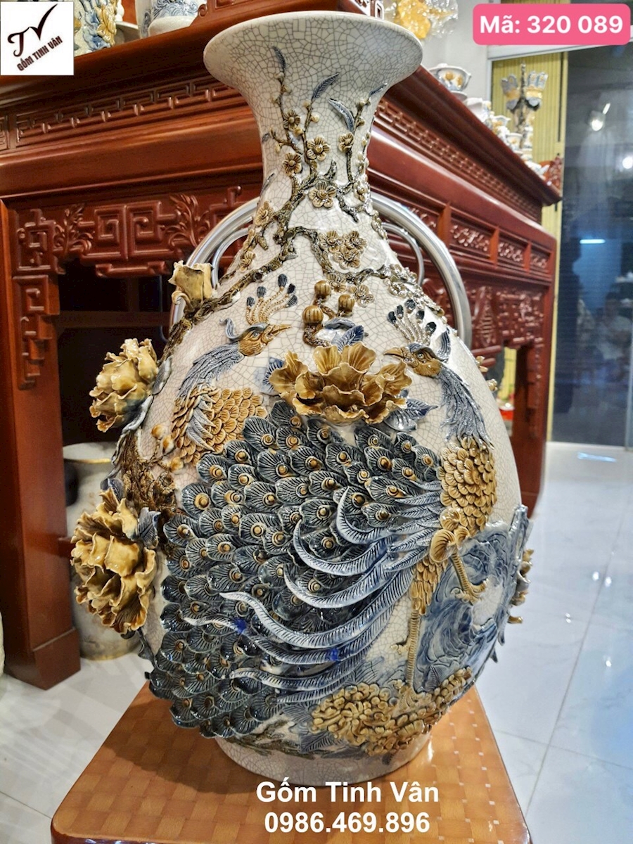 Lọ độc bình dáng tỳ bà, mã 320089, cao 53 đường kính bụng 35 cm, men rạn cổ, hoa văn chim công hoa đào, hoa mẫu đơn, ý nghĩa vinh hoa phú quý ,lọ phong thủy hút tài lộc, đắp nổi 3D, gốm sứ bát tràng tinh vân