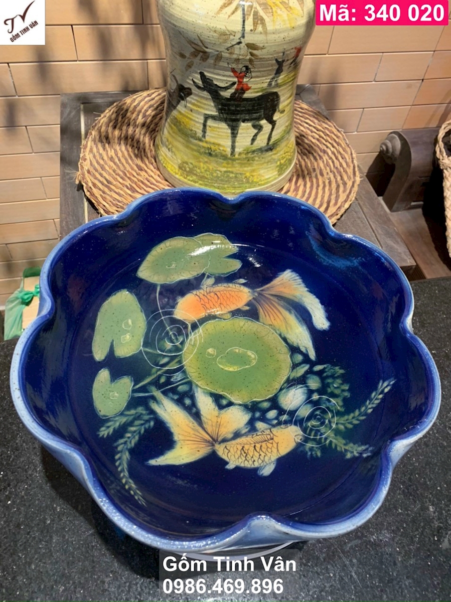 bat nuoc phong thuy, dang la sen, ma 340021, duong kinh 30-35 cm, men xanh den, ve ca chep sen, hut tai loc, gom su bat trang tinh van (2)