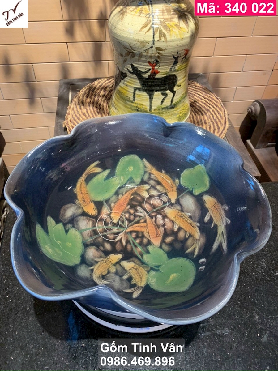 bat nuoc phong thuy, dang la sen, ma 340022, duong kinh 30-35 cm, men xanh ngoc, ve ca chep sen, hut tai loc, gom su bat trang tinh van (1)